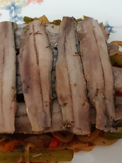 Una foto de Sardinas marinadas con fritada de verduras