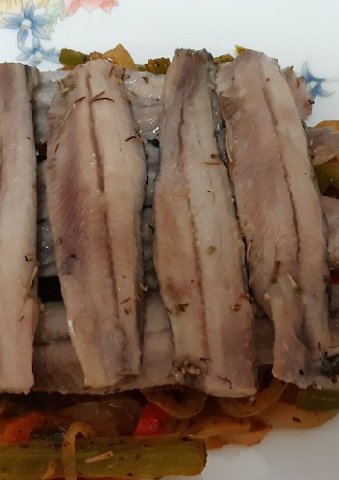 Una foto de Sardinas marinadas con fritada de verduras