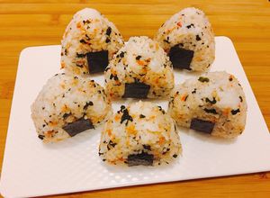 Hình của món 🍙Onigiri (Cơm Nắm Nhật Bản).