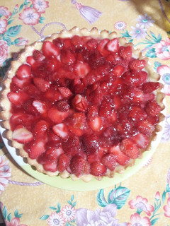 Una foto de Tarta de fresa 🍓súper fácil y delicioso 😋👌