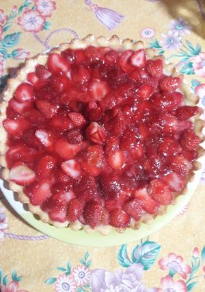 Una foto de Tarta de fresa 🍓súper fácil y delicioso 😋👌