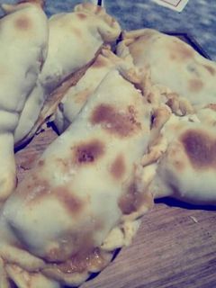 Una foto de Empanadas de carne cortada a cuchillo