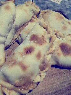 Una foto de Empanadas de carne cortada a cuchillo