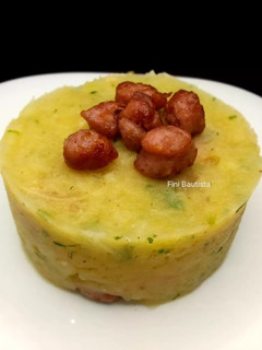 Una foto de Timbal de puré de patatas repollo y salchichas (col)