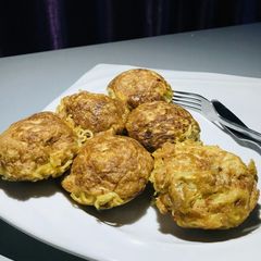 A picture of Indomie in egg.