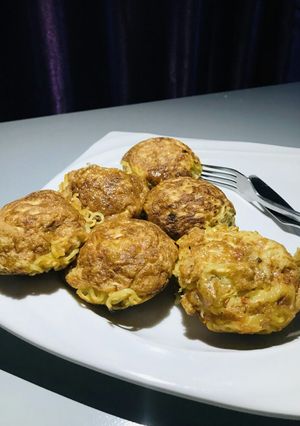 A picture of Indomie in egg.