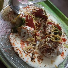 A picture of Dahi bhalle.