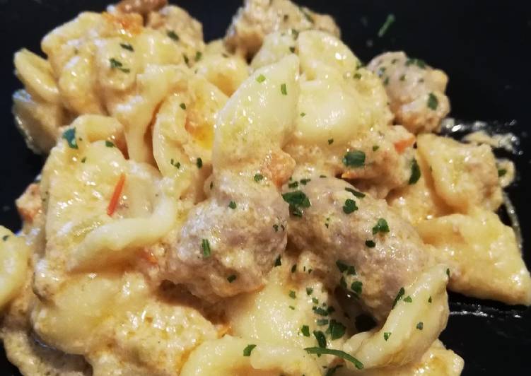 Orecchiette con funghi, salsiccia e crema di parmigiano