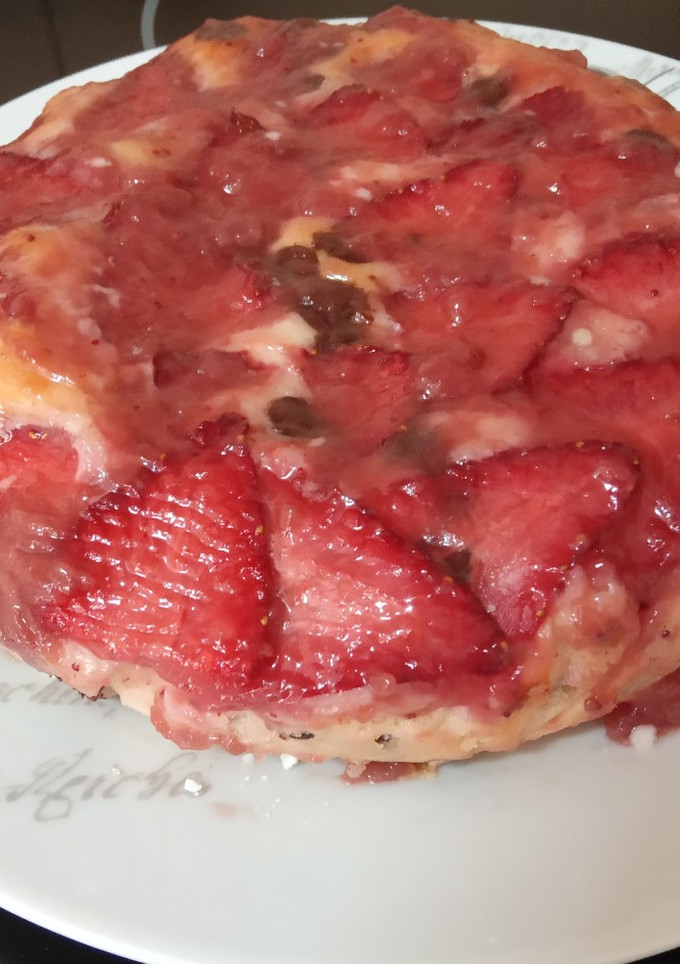 Una foto de Bizcocho de Yogurt de fresas con pepitas de cacao