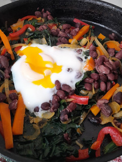 Una foto de Salteadito rápido, fácil y saludable de espinaca y legumbres