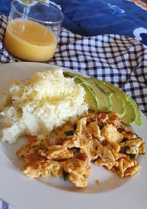 Una foto de Huevos revuelto y Puré de papas