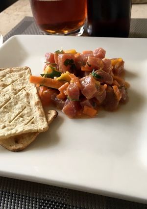 Una foto de Ceviche de atún tropical