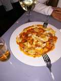 Huevos de campo con tomate natural y langostinos