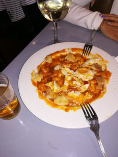 Una foto de Huevos de campo con tomate natural y langostinos