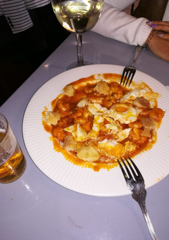 Una foto de Huevos de campo con tomate natural y langostinos