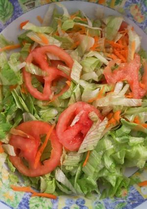 Una foto de Ensalada de lechuga, tomate y zanahoria
