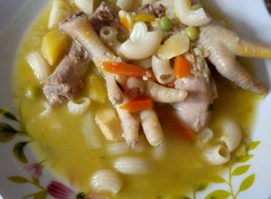 Una foto de Sopita de menudencias de pollo con verduras