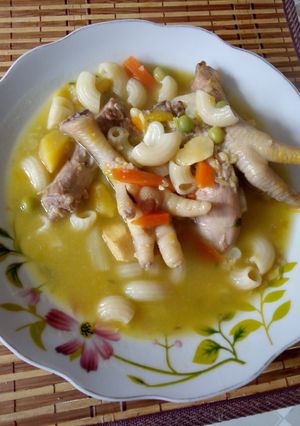 Una foto de Sopita de menudencias de pollo con verduras
