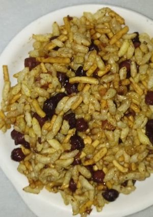 चना भेल चाट(chana bhel chaat recipe in hindi) रेसिपी मुख्य फोटो