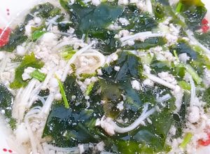 Hình của món Canh rong biển khô nấu nấm kim châm và thịt bằm.