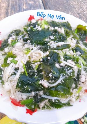 Hình của món Canh rong biển khô nấu nấm kim châm và thịt bằm.