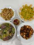 Cơm nhà với cá hồi cháy tỏi, canh sườn ngô bông cải, nấm hải sản chiên giòn, salad bơ nghiền snack