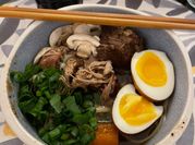 Una foto de ramen de carne