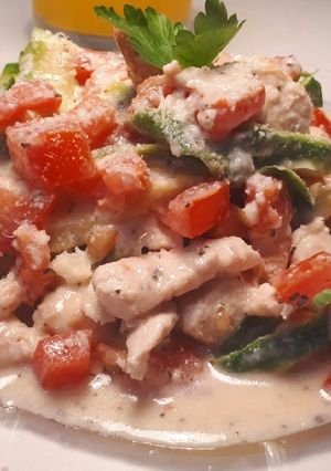 Una foto de Linguinis de Zucchinis con pollo en crema de Yogur y parmesano