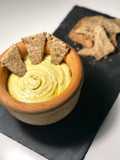 Hummus de aguacate con crackers caseros