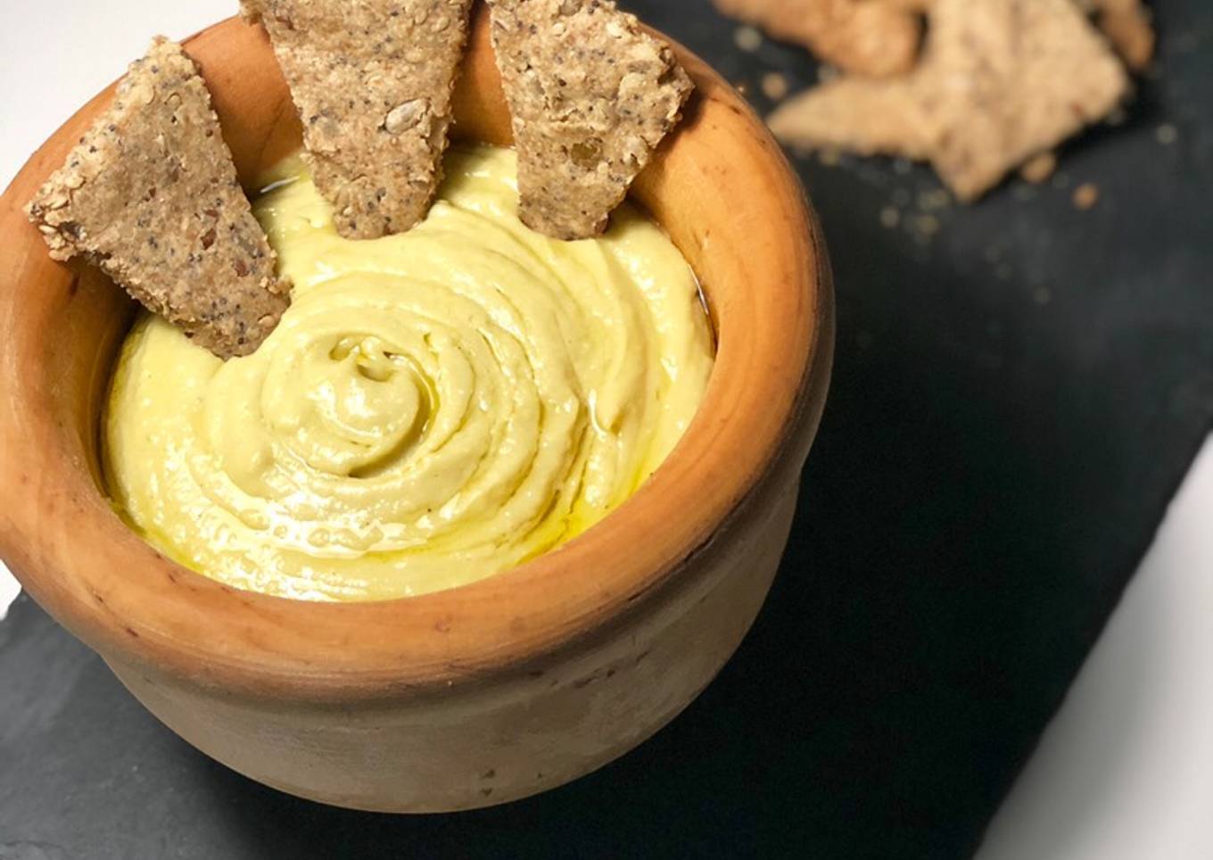 Hummus de aguacate con crackers caseros