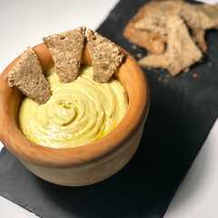 Una foto de Hummus de aguacate con crackers caseros