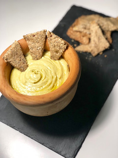 Una foto de Hummus de aguacate con crackers caseros