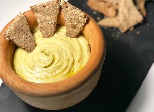 Foto principal de Hummus de aguacate con crackers caseros