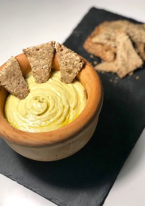 Una foto de Hummus de aguacate con crackers caseros