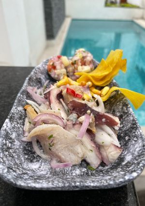 Una foto de Ceviche peruano de pescado, pulpo y caracoles 🇵🇪