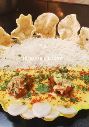 A picture of Kadhi pakoda.
