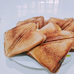 A picture of Onion toast bread.