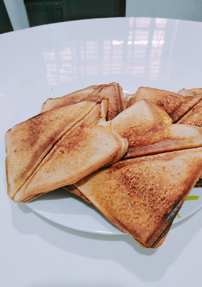 A picture of Onion toast bread.