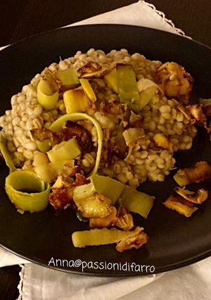 Foto di Orzo con crema di carciofi e porri fritti