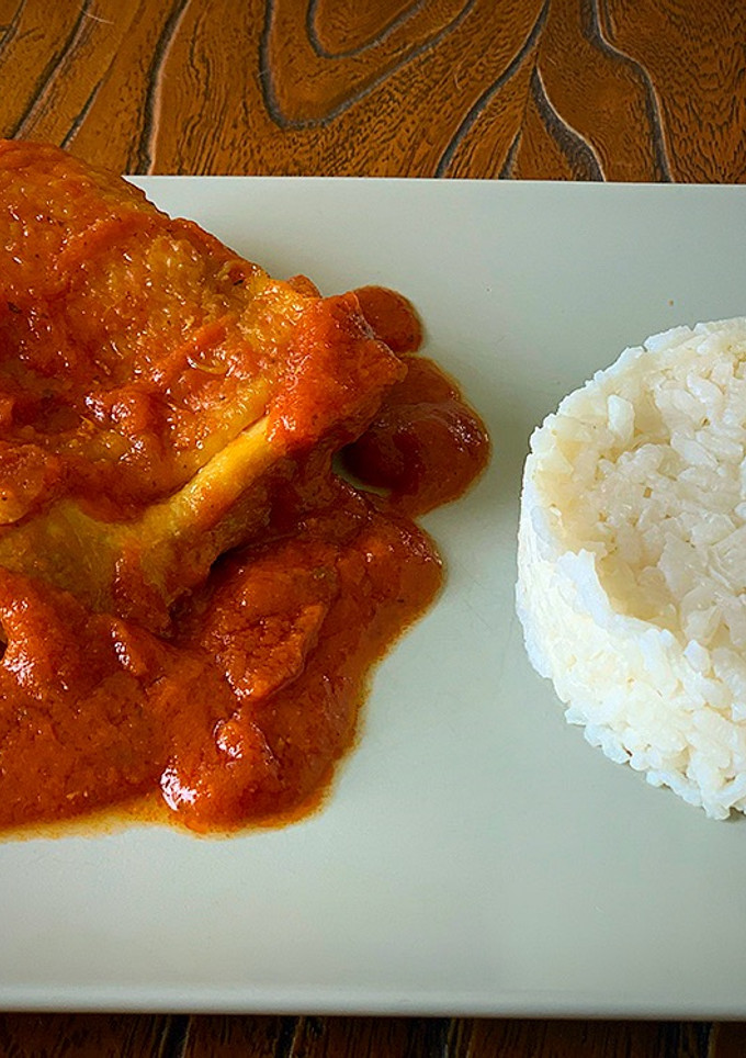 Una foto de Contramuslos de pollo con salsa de tomate casera