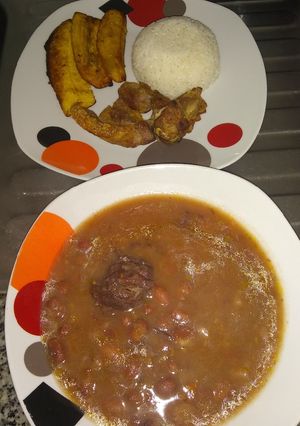 Una foto de Frijoles con plátano