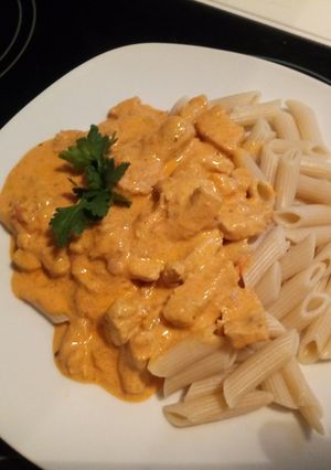 Glutén- és tejmentes, magyaros csirkeragu tésztával recept fotója
