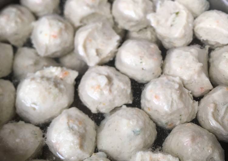 Langkah Mudah untuk Menyiapkan Bakso Ayam Sayur lembut yang Enak Banget