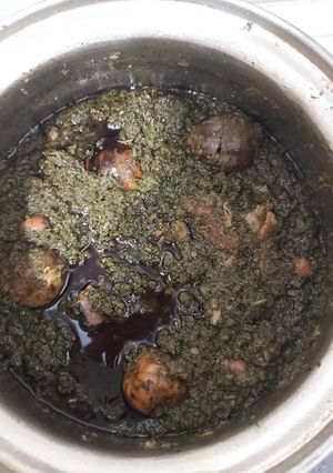 عکسی از دستور قورمه سبزی در قابلمه مس