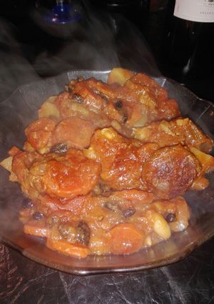 Una foto de Estofado de cerdo con chorizo colorado y porotos negros y blanco