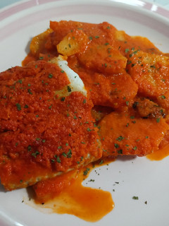 Una foto de Merluza en salsa de pimientos del piquillo