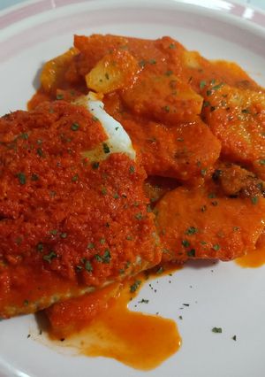 Una foto de Merluza en salsa de pimientos del piquillo