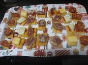 Una foto de pan de salami y queso