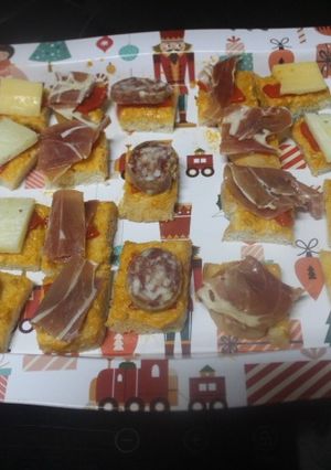 Una foto de Pan de molde con pimiento y embutidos