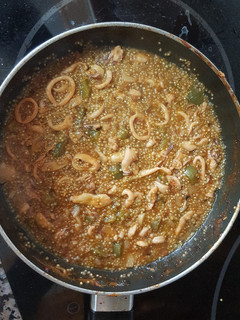 Una foto de Paella de quinoa y chipirones